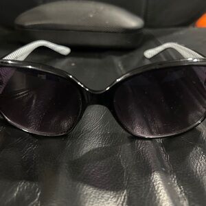Simply Vera Black Sunglasses